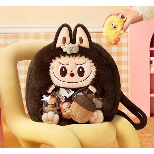 POP MART The Monsters Labubu Mokoko "Fall Into Sweaters" plush Ita bag – authentic seasonal accessory. Celebrate cozy autumn vibes with the Mokoko Fall into Sweaters Ita Bag, a must-have for fans of cute culture and customizable fashion — Mokoko bundled up in an adorable fall sweater theme. A clear front display window lets you showcase pins, charms, badges, or mini plushes while keeping them protected.
Size: 36 cm (14.2") × 10 cm (3.9") × 42 cm (16.5"). Maximum load: 3 kg (6.6 lbs). Materials: polyester f