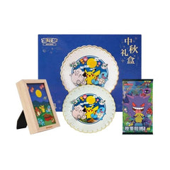 The 2025 Mid-Autumn Festival Gift Set contains:
- 1 Surprise Jumbo Collect 151 booster pack (20 cards)
- 1 Pokémon Mid-Autumn Festival porcelain plate
- 1 Pokémon Mid-Autumn Festival decorative light frame