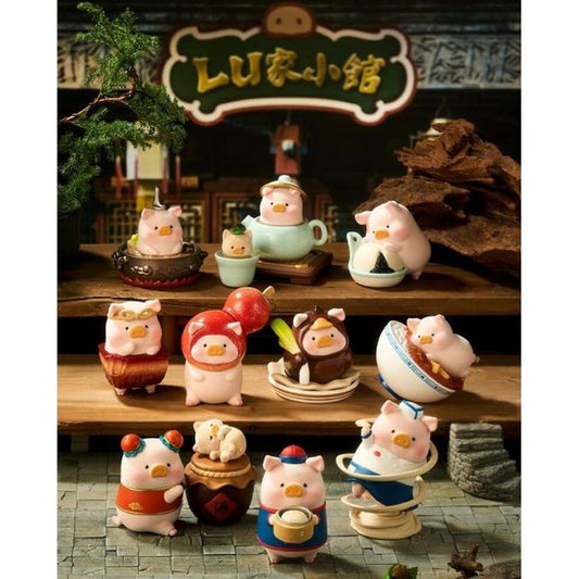 TOYZEROPLUS Lulu the Piggy "Chinese Food Cuisine" Series figure mystery blind box – random foodie piggy. Step into the cozy world of LuLu House with this Chinese Food Piggy Series blind box collection! These charming mini pig figures are inspired by classic Chinese cuisine and warm restaurant-style scenes — hot pot, soup dumplings, noodles, tea, steamed buns, and more.
Soft pastel colors and detailed miniature accessories make each design feel like a tiny snapshot from a bustling traditional eatery — perfe