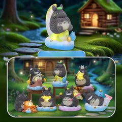 Mo He Le "The Invisible Totoro on the Road at Night" figure blind box – random resin collectible. Bring a touch of cozy nighttime magic to your collection with this Mo He Le blind box series! Inspired by charming forest spirits and peaceful countryside evenings, each beautifully sculpted resin figure captures a playful scene filled with glowing stars, lanterns, and adorable woodland companions.
Every sealed blind box contains one random mystery figure, with a rare hidden edition (approximately 1 in 48 boxe
