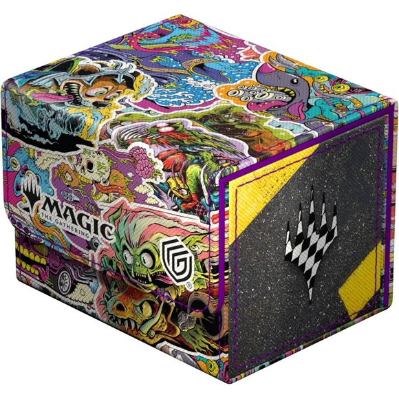 The Sidewinder 100+ Xenoskin is a high-quality TCG deck box that offers premium card protection thanks to its resistant Xenoskin material, microfiber inner lining, and strong magnetic closure, while still granting easy and convenient access to the deck inside. The deck boxes are printed in full color with officially licensed artworks from Magic: The Gathering's upcoming set "Aetherdrift". The Sidewinder 100+ Xenoskin is optimized to hold 100 double-sleeved or 120 single-sleeved cards in Ultimate Guard sleev