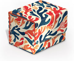 Dive into flourishing underwater worlds with the 2025 Exclusive Sidewinders from Ultimate Guard! The sustainable Coral Places deck boxes are made from 52% recycled materials and, in addition to the durable Xenoskin surface, have a strong magnetic closure and a high-quality microfibre inner lining so that up to 100 (double-sleeved) or 120 (single-sleeved) cards from games such as Magic: The Gathering, Pokemon, Lorcana, One Piece or Yu-Gi-Oh! can be stored safely. The plastic-free packaging is also made entir