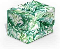 Dive into flourishing underwater worlds with the 2025 Exclusive Sidewinders from Ultimate Guard! The sustainable Coral Places deck boxes are made from 52% recycled materials and, in addition to the durable Xenoskin surface, have a strong magnetic closure and a high-quality microfibre inner lining so that up to 100 (double-sleeved) or 120 (single-sleeved) cards from games such as Magic: The Gathering, Pokemon, Lorcana, One Piece or Yu-Gi-Oh! can be stored safely. The plastic-free packaging is also made entir
