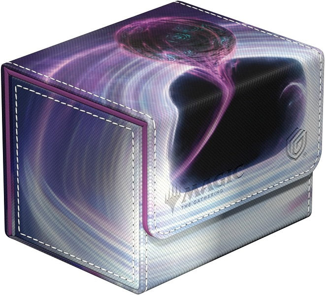 The Sidewinder 100+ Xenoskin is a high-quality TCG deck box that offers premium card protection thanks to its resistant Xenoskin material, microfiber inner lining, and strong magnetic closure, while still granting easy and convenient access to the deck inside. The deck boxes are printed in full color with officially licensed artworks from Magic: The Gathering's upcoming set "Edge of Eternities". The Sidewinder 100+ Xenoskin is optimized to hold 100 double-sleeved or 120 single-sleeved cards in Ultimate Guar