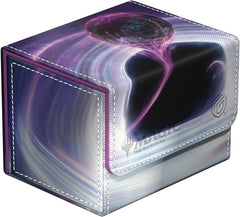 The Sidewinder 100+ Xenoskin is a high-quality TCG deck box that offers premium card protection thanks to its resistant Xenoskin material, microfiber inner lining, and strong magnetic closure, while still granting easy and convenient access to the deck inside. The deck boxes are printed in full color with officially licensed artworks from Magic: The Gathering's upcoming set "Edge of Eternities". The Sidewinder 100+ Xenoskin is optimized to hold 100 double-sleeved or 120 single-sleeved cards in Ultimate Guar