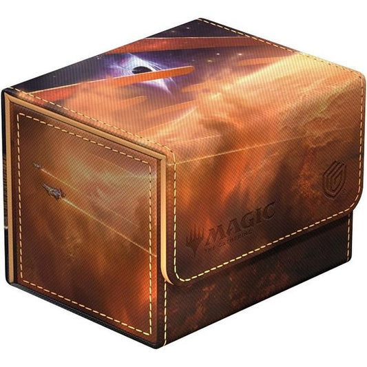 The Sidewinder 100+ Xenoskin is a high-quality TCG deck box that offers premium card protection thanks to its resistant Xenoskin material, microfiber inner lining, and strong magnetic closure, while still granting easy and convenient access to the deck inside. The deck boxes are printed in full color with officially licensed artworks from Magic: The Gathering's upcoming set "Edge of Eternities". The Sidewinder 100+ Xenoskin is optimized to hold 100 double-sleeved or 120 single-sleeved cards in Ultimate Guar