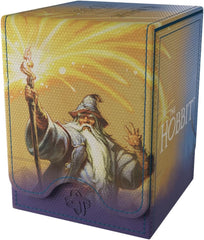 The Squire 80+ XL is a premium deck box featuring officially licensed artwork from the game, showcased on a full-color printed Refractifyber surface with high visual impact.
The Squire 80+ XL holds 80 double-sleeved cards, even with extra Thick Inner Sleeves. The Convertible line is designed to present cards in unique ways. Remove the lid, attach it to the bottom, or start tilting your box in a wide variety of ways. Powerful magnets keep it safely closed. 
Five Squire 80+ XLs fit into the Treasure Trove, cr
