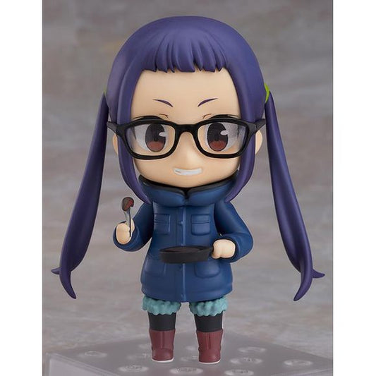 Here come a Nendoroid of Chiaki Ogaki, the Outdoor Activities Club president, from the anime Laid-Back Camp. She comes with three face plates including her grinning expression, her blank expression and her notable goading expression from the show. In addition to her standard twin tails head part, a head part to display her wearing her hat is also included.

For optional parts, she comes with her skillet, meat, a paper fan, a handwritten sign and her smartphone. Additionally, a social media text plate to r