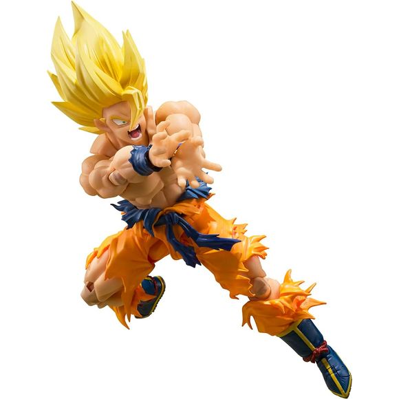 Super Saiyan Son Goku from "Dragon Ball Z" gets a brand-new "S.H.Figuarts" action figure from Bandai, made with completely new modeling! His uniform is torn and his upper body is exposed, as seen in the fierce battle at the end of Frieza's arc. He's supremely posable in a further evolution of the joint structure cultivated in the S.H.Figuarts "Dragon Ball" series figures; a new movable axis has been added to the shoulder base, and a soft material is used for his pants for greater flexibility! Three intercha