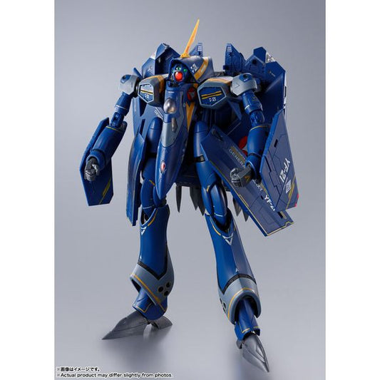 The unusual prototype variable fighter YF-21 piloted by Gard Gore Bowman in the OVA "Macross Plus" finally joins the "DX Chogokin" action-figure lineup from Bandai! Completely new modeling enables three-stage transformation, and it can also get into its high maneuver mode (limiter release mode) with its limbs purged.