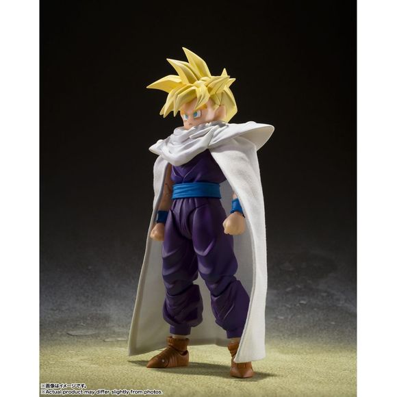 From "Dragon Ball Z," SUPER SAIYAN SON GOHAN-THE WARRIOR WHO SURPASSED GOKU- rejoins S.H.Figuarts with a totally new resculpt!

The joints let you capture your favorite scenes like never before!

[Set Contents]

Main Body
Four optional expressions
Four pairs of optional hands
Cape
Optional head