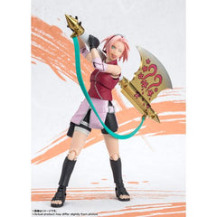 Bandai brings us a brand-new "S.H.Figuarts" figure of Sakura Haruno based on the worldwide popularity voting project, "NARUTOP99"! This figure includes newly designed parts that can reproduce original illustrations drawn by the original author, Masashi Kishimoto, and all of the new facial expressions are newly molded, with the figure's coloring carefully matched to the illustration! Like all S.H.Figuarts figures, this figure boasts an overwhelming range of motion; her new faces include an intense battle exp