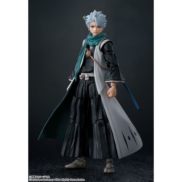 Toshiro Hitsugaya, the 10th division commander of the Gotei 13 Corps in "Bleach," joins the "S.H.Figuarts" action-figure lineup from Bandai! He's sized to accurately represent his height compared to that of other "Bleach" characters in the series, and his haori is movable so its fluttering motion during battle can be recreated for dynamic poses!

[Figure Size]: Approximately 5.3 inches tall