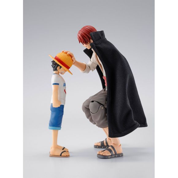 From the ever-popular anime series “ONE PIECE”, S.H.Figuarts is releasing SHANKS＆MONKEY.D.LUFFY -CHILDHOOD-!!

Shanks’ cloak is made from cloth material with wire inside so you can also pose the cloak as you envisioned. You can recreate the iconic, emotional scenes from the series with Luffy as a child and Shanks.

Also, Shanks comes with a bonus facial part for S.H.Figuarts MONKEY.D.LUFFY -ROMANCE DAWN-, which is sold separately!