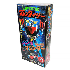 The "Jumbo Machinder" is revived as part of the 50th anniversary celebration of "UFO ROBOT GRENDIZER." Standing at an impressive height of approximately 600mm, this figure features a "Dizer Punch" firing mechanism on both arms. The "Harkens" on its shoulders can be combined to form the "Double Harken" special weapon for the figure to hold. It also includes the enhanced weapon "Great Battle Weapon ZZ-2 Super-Rapid-Fire Missile," and missiles equipped on the arms and legs can be fired. 23.62 inches (60cm) tal