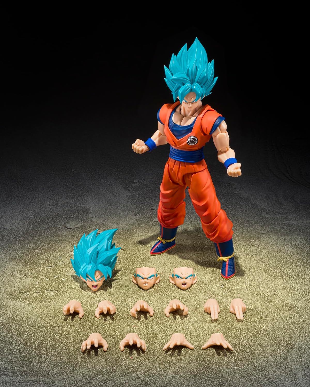 rom Dragon Ball Super, Super Saiyan God Super Saiyan Son Goku joins S.H.Figuarts with an all-new sculpt!

Goku has been realized with a brand-new sculpt that pays meticulous attention to proportions, facial expressions, and fine details. This figure incorporates newly engineered articulation developed for the S.H.Figuarts Dragon Ball series—particularly adopting the Dynamic-Movable Shoulder System (patent pending) for the shoulders.  5.7 inches (14.5cm) tall.

Contains:
Super Saiyan God Super Saiyan Goku fi