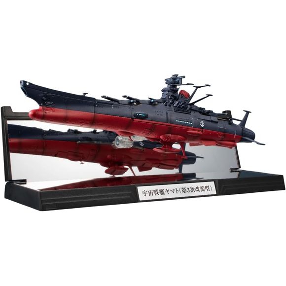 Bandai's 1/2000-scale Yamato, as seen in "Space Battleship Yamato Forever REBEL 3199," joins the fleet ranks of their "Kikan Taizen" completed model lineup! This is the Third Remodeling Type, with the hatch details located at the rear of the hull, the main engine nozzle that tapers toward the stern, and the three tail fins with newly added details. The main engine nozzle and tail fin are newly sculpted. The hull is equipped with built-in LED light-up devices which illuminate the bridge windows, bow wave can