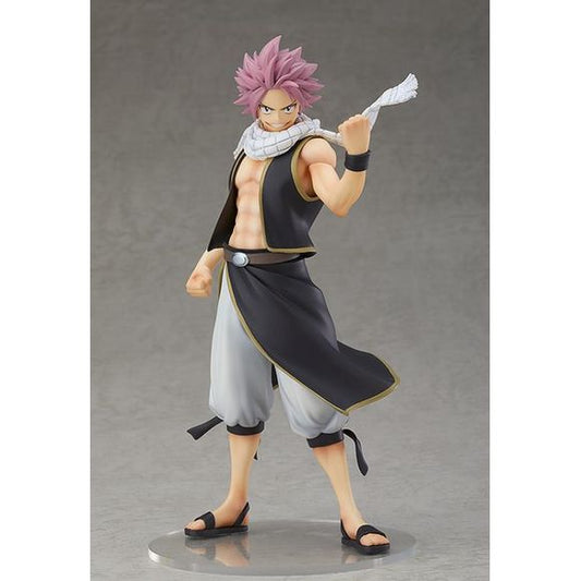 The next figure to return to the Pop Up Parade series is the Dragon Slayer who always looks out for his friends, Natsu Dragneel, from Fairy Tail Final Season! He has been recreated in an imposing stance with a raised fist, ready to fight. His jacket part is removable, allowing for multiple display options.