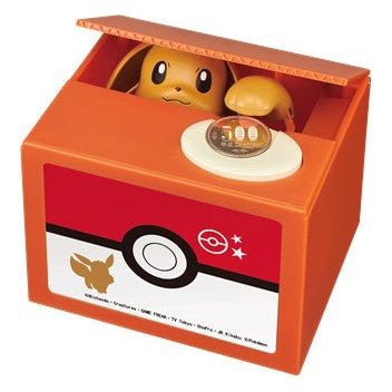 Shine brings us a new coin bank featuring Eevee from "Pokemon"! It's been redesigned to match their Pikachu bank, with a Poke Ball image on the front and an anime-style illustration on the package. Just put a coin onto the top of the box and press down on the button; you'll hear an Eevee sound, and then he'll peek out from inside the box and sweep your coin inside! Then the lid will close, and you'll hear more Eevee sounds. There are a wide variety of sounds to hear, so there's no telling what he'll say to