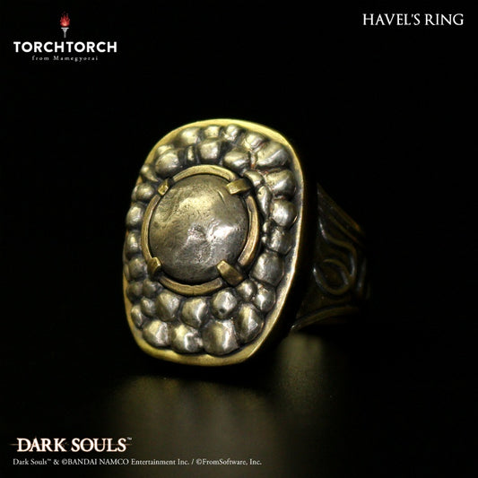 Appearing in "Dark Souls" and "Dark Souls III", this ring was found useful by many players trying to manage their equipment weight. The three-dimensional design is faithful to the in-game model, and the brass base is given an antique-processing to give it texture. Fans definitely don't want to miss out on ordering this beautiful ring, so don't miss out and be sure to order yours today! [Materials]: Brass, Silver 925