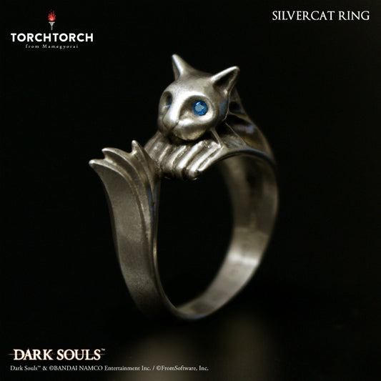 Appearing in "Dark Souls" and "Dark Souls III", this ring was found useful by many players for being able to jump from very high places without taking damage. The three-dimensional design is faithful to the in-game model, and the silver base is given an antique-processing to give it texture. Fans definitely don't want to miss out on ordering this beautiful ring, so don't miss out and be sure to order yours today! [Materials]: Silver 925, Cubic Zirconia