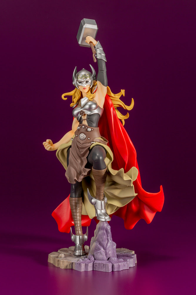 The Goddess of Thunder was quick to receive a BISHOUJO statue by Shunya Yamashita in 2016. Appearing out of thin air, the mysterious figure, Lady Thor, is none other than Jane Foster! For the first time in seven years, this statue will be reproduced.
Holding Mjolnir aloft, Thor stands in a pose fit for the God of Thunder.
Her muscular figure strengthened by the power of Mjolnir, silver helmet and armor, and fluttering cape give the statue the elegance of a refined Asgardian. The statue can be displayed with