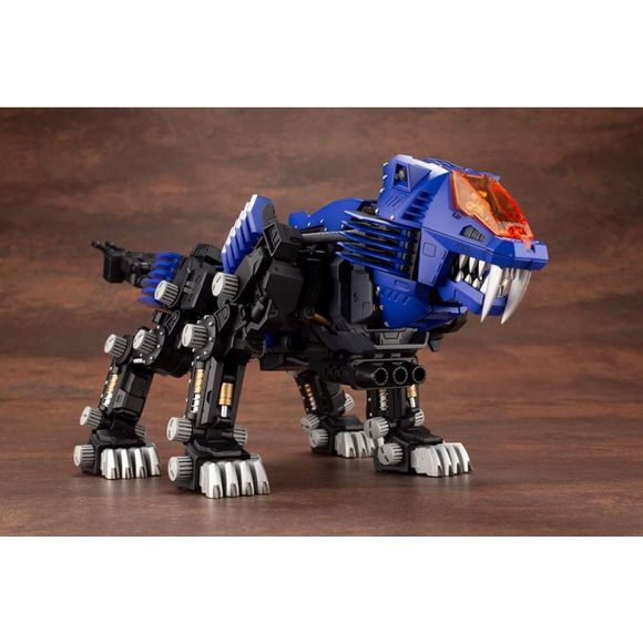 The Liger’s signature blue armor and colors of the frame have been adjusted in this model so that it may further resemble the original. In addition to the original clear orange canopy and other parts, the kit also includes additional colorless clear parts that can be customized with model paint.