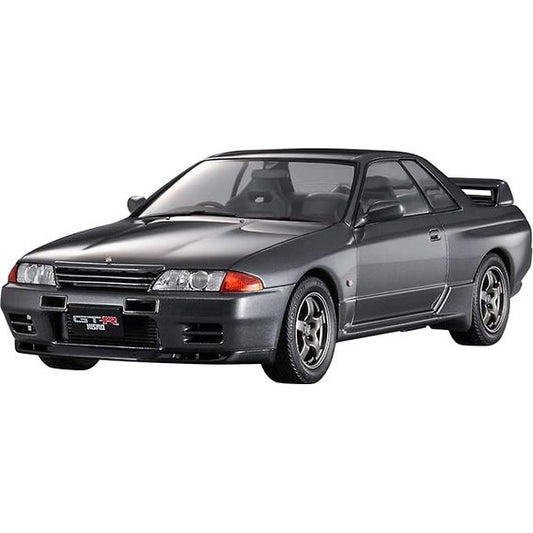 Introduced in 1989, the Skyline GT-R (BNR32), the first GT-R to be released in 16 years, was a car designed to win races. It was equipped with many of the latest features of the time, including a specially developed 2.6-liter twin-turbocharged RB26DETT engine and a 4WD system known as the ATTESA E-TS. Even the rear windshield wiper was omitted to make the vehicle lighter, making it the ultimate sports model. This 1/24-scale kit is thoroughly recreated in a completely new mold based on research conducted on