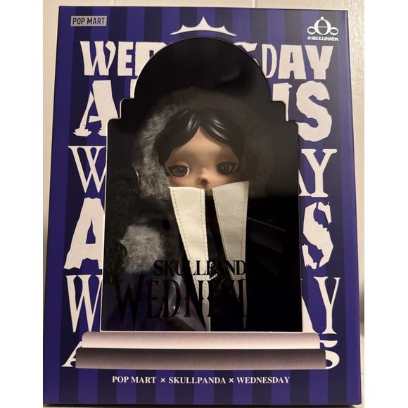 SKULLPANDA × Wednesday Plush – Nevermore Academy Uniform Version (Authentic)

Step into the shadows of style with the SKULLPANDA × Wednesday Plush – Nevermore Academy Uniform Version, a striking collaboration between POP MART and the iconic Wednesday Addams universe. This premium plush stands approximately 13.5 cm (5.32″) tall and features the gothic-chic Nevermore Academy uniform, flawlessly blending SKULLPANDA’s signature design aesthetic with Wednesday’s timeless dark charisma.