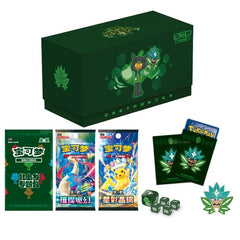 Journey to Kitakami with the official Simplified Chinese Pokémon TCG Ogerpon Teal Mask Gift Box! Inspired by Ogerpon and the Festival of Masks, this premium collection combines booster packs with exclusive Teal Mask Ogerpon-themed accessories.

A highlight is the included Kitakami Village Theme Pack, containing 5 foil cards featuring Pokémon and Trainers from Kitakami. Each Theme Pack contains 3 Pokémon foil cards, 1 guaranteed Pokémon ex foil, and 1 Trainer foil, with chances to find special cards includin