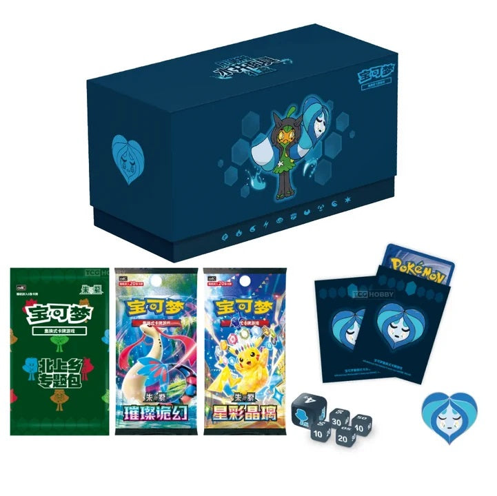 Journey to Kitakami with the official Simplified Chinese Pokémon TCG Ogerpon Wellspring Mask Gift Box! Inspired by Ogerpon and the Festival of Masks, this premium collection combines Pokémon TCG booster packs, a special Kitakami Village Theme Pack, and a variety of Wellspring Mask Ogerpon-themed accessories.

The included Kitakami Village Theme Pack contains 5 foil cards featuring Pokémon and Trainers from Kitakami, including 3 Pokémon foil cards, 1 guaranteed Pokémon ex foil, and 1 Trainer foil card. Hunt