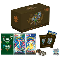Journey to Kitakami with the official Simplified Chinese Pokémon TCG Ogerpon Cornerstone Mask Gift Box! Inspired by Ogerpon and the Festival of Masks, this premium collection combines Pokémon TCG booster packs, a special Kitakami Village Theme Pack, and a variety of Cornerstone Mask Ogerpon-themed accessories.

The included Kitakami Village Theme Pack contains 5 foil cards featuring Pokémon and Trainers from Kitakami, including 3 Pokémon foil cards, 1 guaranteed Pokémon ex foil, and 1 Trainer foil card. Hun