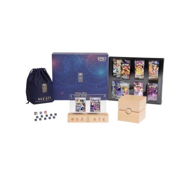 Alola’s Companion Special Illustration Flash Card  x1
Galar’s ​​Companion Special Illustration Flash Card x1
1 first anniversary themed wooden glass frame  x1
1 first anniversary themed wooden card storage box x1
1st anniversary themed cloth bag x1
1st anniversary themed dice x10