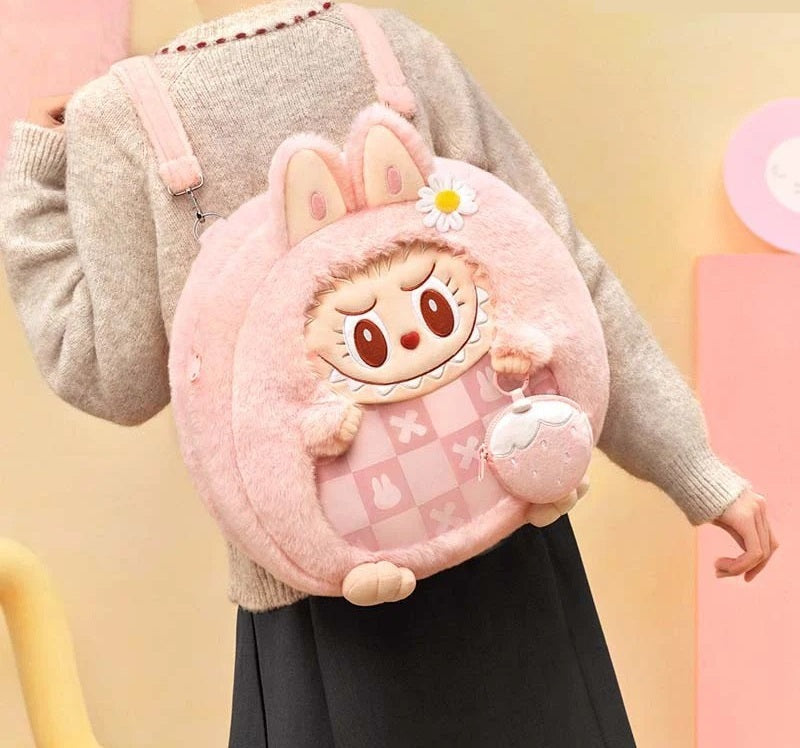 POP MART The Monsters Labubu Mokoko Fall Into Sweaters Plush Ita Bag (Authentic)

Celebrate cozy autumn vibes with the Mokoko Fall into Sweaters Ita Bag, a must-have accessory for fans of cute culture and customizable fashion. Featuring Mokoko bundled up in an adorable fall sweater theme, this ita bag blends seasonal charm with everyday practicality.

Designed with a clear front display window, this bag lets you showcase pins, charms, badges, or mini plushes while keeping them protected. The warm fall color