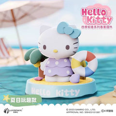 Bring sunny seaside vibes to your collection with this adorable Hello Kitty figure from Langbowang's Four Seasons Fragrance Figure Series! Dressed in a pastel summer outfit and standing on a beach-themed display base, Hello Kitty is surrounded by playful vacation details including a palm tree, seashells, and a colorful lifebuoy. Soft colors and charming seasonal design make this piece a delightful addition to any Sanrio display.

Perfect for fans of Hello Kitty, seasonal collectibles, and cute desktop décor