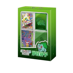 The Pokémon Collect 151 First Partner Gift Box Bulbasaur is a must-have for collectors and Pokémon TCG players. Pokémon China has just announced the new 151 First Partner Display Gift Boxes, available in other versions: Charmander, and Squirtle, making it easy to link your collection across the full set.

Each set includes a jumbo booster box from the Collect 151 Surprise (151c), 1 Bulbasaur 097/SV-P Promo Card, 1 Bulbasaur themed card sleeve pack (64 sleeves), 1 Bulbasaur themed deck box.

This gift box is